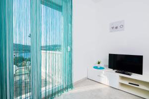 TV a/nebo společenská místnost v ubytování Apartments Sucic