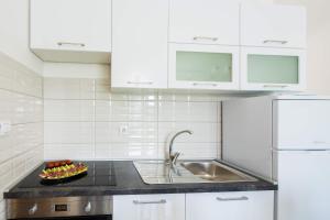 Kuchyň nebo kuchyňský kout v ubytování Apartments Sucic
