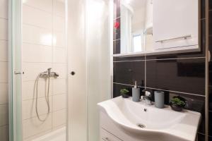 Koupelna v ubytování Apartments Sucic
