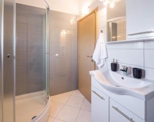 Koupelna v ubytování Apartments Sucic