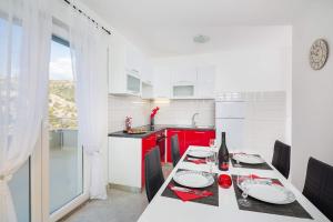 Kuchyň nebo kuchyňský kout v ubytování Apartments Sucic
