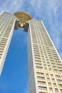 een hoog gebouw met een blauwe lucht op de achtergrond bij Intempo Sky Apartments 096 in Benidorm