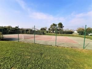 een tennisbaan met 2 tennisbanen bij L Escale - 6 personnes in Saint-Hilaire-de-Talmont