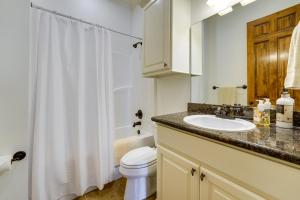 Un baño blanco con lavabo e inodoro. en Large, Elegant Home Less Than 2 Miles to Ole Miss!, en Oxford 24 fotos más