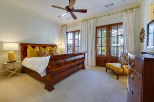 Un dormitorio con una cama y un ventilador de techo. en Large, Elegant Home Less Than 2 Miles to Ole Miss!, en Oxford