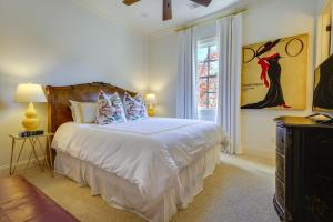 - une chambre avec un grand lit blanc et une fenêtre dans l'établissement Large, Elegant Home Less Than 2 Miles to Ole Miss!, à Oxford