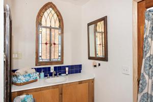 uma casa de banho com um lavatório e um espelho em Wanderer Studio, AN OFF GRID MOUNTAIN Guest Studio With Fantastic Views em Glenwood Springs