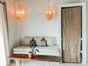 Postel nebo postele na pokoji v ubytování Ayampe Lofts