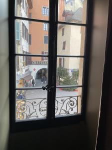 una ventana con vistas a una calle de la ciudad en Notre-Dame - OG IMMO, en Annecy
