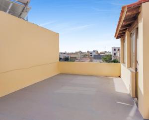 d'un balcon avec vue sur la ville. dans l'établissement Casetta Orchidea A pochi passi dal Centro, à Lampedusa
