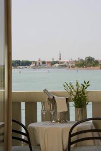 Výhled na řeku, která protéká v blízkosti hotelu
