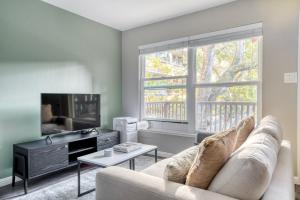 San Mateo studio w pool wd nr 20 restaurants SFO-1148 في سان ماتيو: غرفة معيشة مع أريكة وتلفزيون