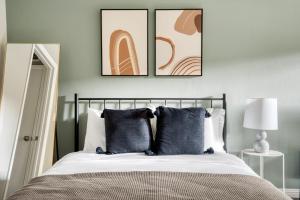 San Mateo studio w pool wd nr 20 restaurants SFO-1148 في سان ماتيو: غرفة نوم بسرير بثلاث صور على الحائط