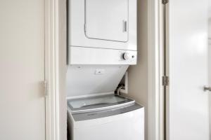 San Mateo studio w pool wd nr 20 restaurants SFO-1148 في سان ماتيو: غسالة ومجفف بيض في غرفة صغيرة +6 صور