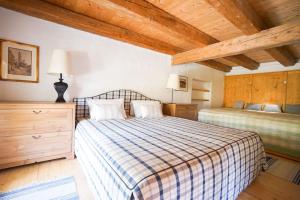1 dormitorio con 2 camas y techo de madera en Wonderful Villa among the Vineyards, en Palt