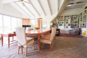 comedor con mesa de madera y sillas en Wonderful Villa among the Vineyards, en Palt