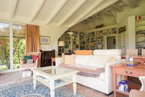 sala de estar con sofá blanco y mesa en Wonderful Villa among the Vineyards, en Palt
