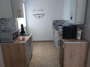 Le Polletにあるcharmant studio proche du centre de neuville les dieppeのキッチン(電子レンジ、電子レンジ付)