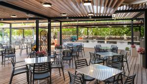 ein Restaurant mit Tischen und Stühlen auf einer Terrasse in der Unterkunft Medplaya Hotel Calypso in Salou