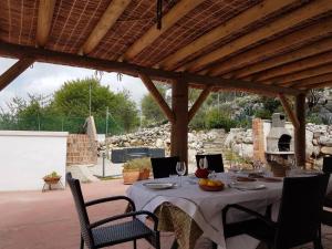 einen Tisch mit einem weißen Tischtuch auf einer Terrasse in der Unterkunft Maison Andalouse avec piscine in El Almendral