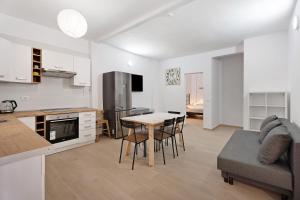 eine Küche und ein Wohnzimmer mit einem Tisch und einem Sofa in der Unterkunft Apartamento Doris in Güímar
