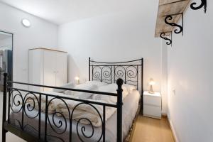 Schlafzimmer mit einem Bett mit einem schmiedeeisernen Bettrahmen in der Unterkunft Apartamento Doris in Güímar