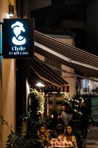Certyfikat, podpis lub inny dokument wystawiony w obiekcie Clyde Athens by Nin&Bau