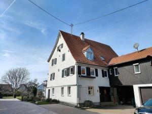 Biały dom z brązowym dachem w obiekcie zentrale & ruhige Ferienwohnung w mieście Mössingen