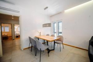 comedor con mesa de madera y sillas en Apartments Nives, en Stari Grad