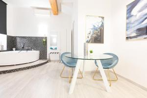 Телевизор и/или развлекательный центр в Trastevere Silver King Jacuzzi Suite