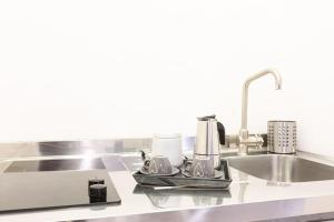 Кухня или мини-кухня в Trastevere Silver King Jacuzzi Suite
 +14 фотографий