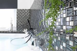 baño con una pared de azulejos en blanco y negro en Trastevere Silver King JacuzziSuite -TopCollection, en Roma