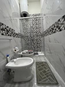 a small bathroom with a toilet and a shower at FORIA HOUSE VALENTiNO in Naples
