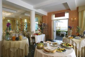 Viktoria Palace Hotel tesisinde bir restoran veya yemek mekanı