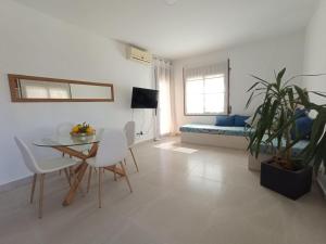 TV a/nebo společenská místnost v ubytování Villa Blanca 10 minutos de la Playa Costa Brava