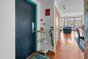 een woonkamer met een zwarte deur en een woonkamer bij Bridge View Suite by Iris Properties! in Victoria