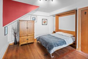 een slaapkamer met een bed en een houten dressoir bij Bridge View Suite by Iris Properties! in Victoria