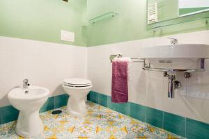 a bathroom with a toilet and a sink at Podere Delle Rose in Torre San Severo
