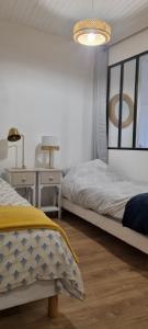 Un pat sau paturi într-o cameră la Logement cosy centre Loches