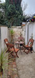 洛什的住宿－Logement cosy centre Loches，庭院配有两把椅子、一张桌子和一张桌子