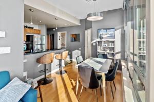 een keuken en eetkamer met een tafel en stoelen bij Corazon Vista by Iris Properties! in Victoria