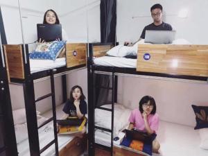 Un pat sau paturi într-o cameră la Starfish Hostel