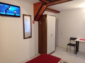 un soggiorno con una TV a parete di Casa Anda ad Azuga