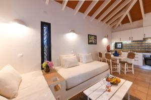 a living room with a bed and a kitchen at Pedras D'el Rei in Tavira