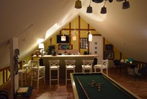 Habitación con mesa de billar y bar en Le Relais du Hibou, en Vittefleur