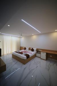 ein großes Schlafzimmer mit einem großen Bett in einem Zimmer in der Unterkunft Seeheim Resorts in Athirappilly