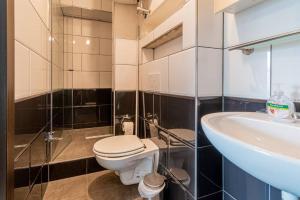 ein Bad mit einem WC und einem Waschbecken in der Unterkunft Gemütliches Apartment in Neuwied in Neuwied