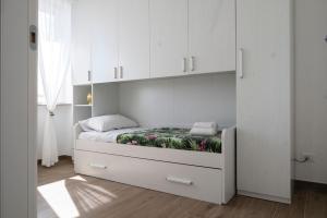 - une chambre avec un lit et des armoires blanches dans l'établissement Casa di Domy, à Monopoli