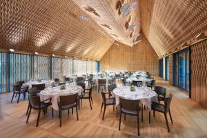 Ein Restaurant oder anderes Speiselokal in der Unterkunft CASPAR Swiss Quality Hotel 