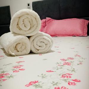 uma pilha de toalhas sentadas em cima de uma cama em Pousada Santo Amaro em Santo Amaro